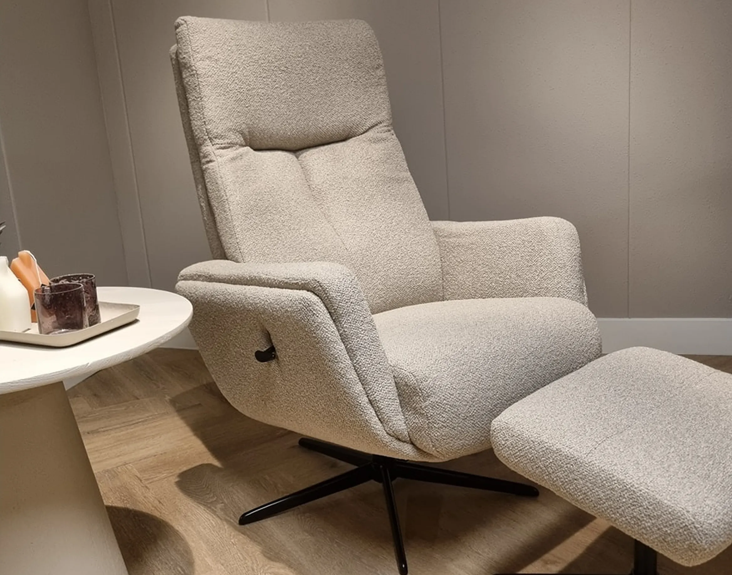 Grijze stoel moet voeten steun